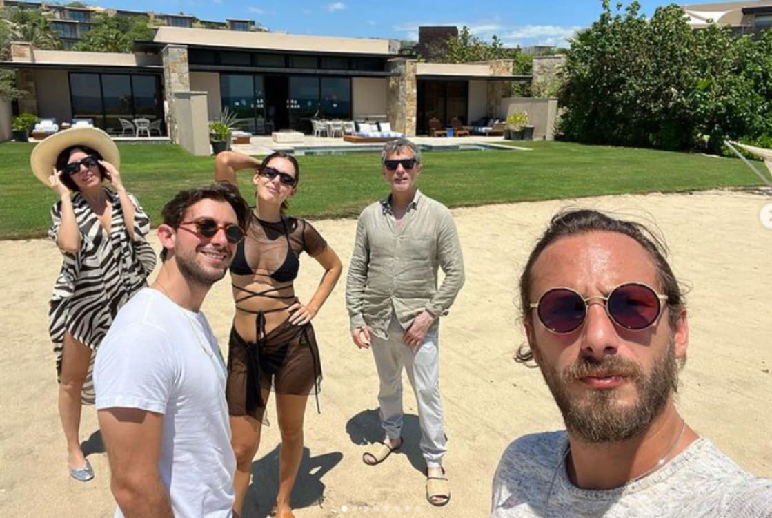 Humberto Zurita y Stephanie Salas con Camila Valero, Emiliano y Sebastián Zurita / Foto: Instagram
