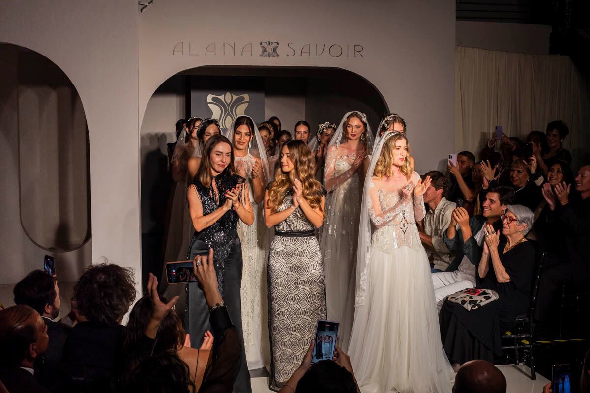 Alana Savoir, Nisha Savoir y María Inés Guerra en pasarela. (Foto: Esteban Torreblanca)