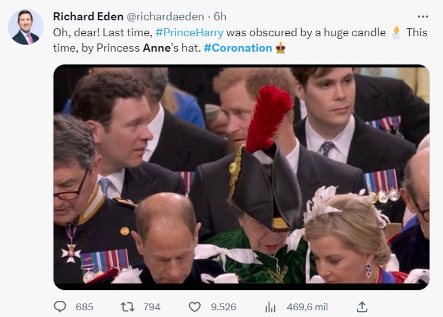 La princesa Ana tapa con su sombrero al príncipe Harry durante la coronación de Carlos III