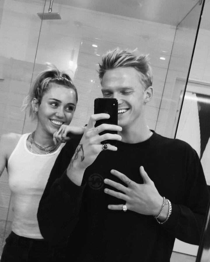 Miley Cyrus y Cody Simpson estrenan cortes de pelo similares 