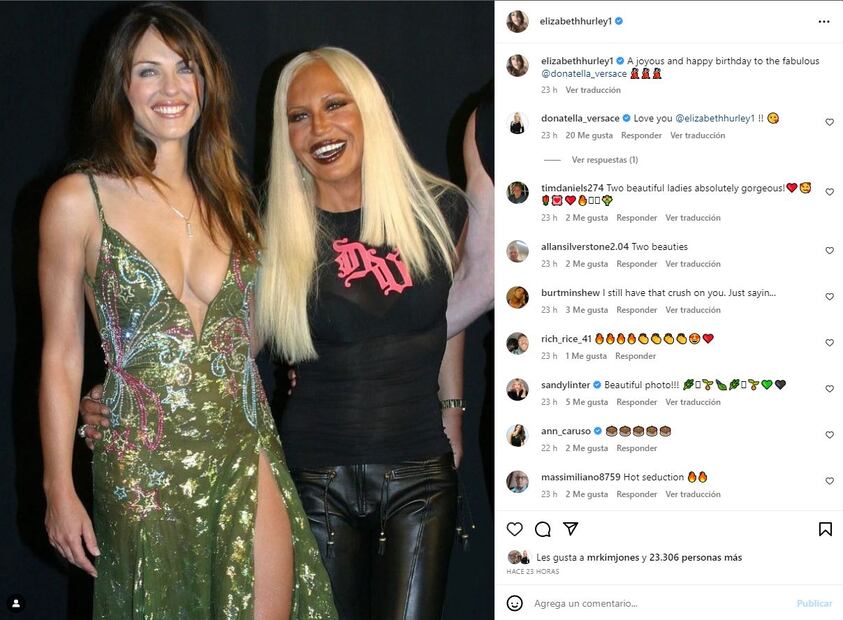 Elizabeth Hurley luce seductor vestido boho de abertura hasta el muslo para celebrar a Donatella Versace