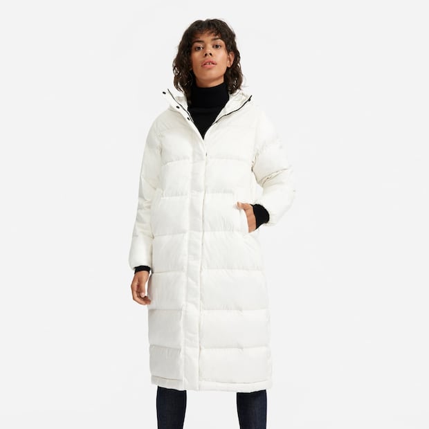 El abrigo de Selena Gomez, que parece un sleeping bag, lo puedes tener a un precio bajo 