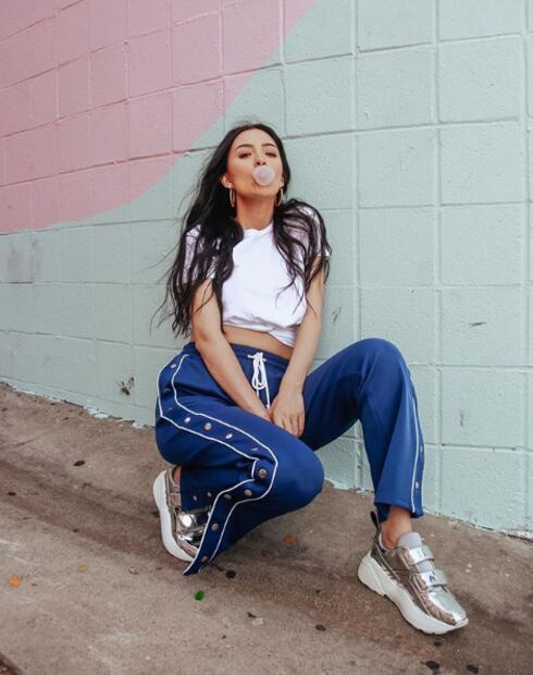 Ella es Christian Serratos, quien interpretará a Selena Quintanilla en la serie de Netflix