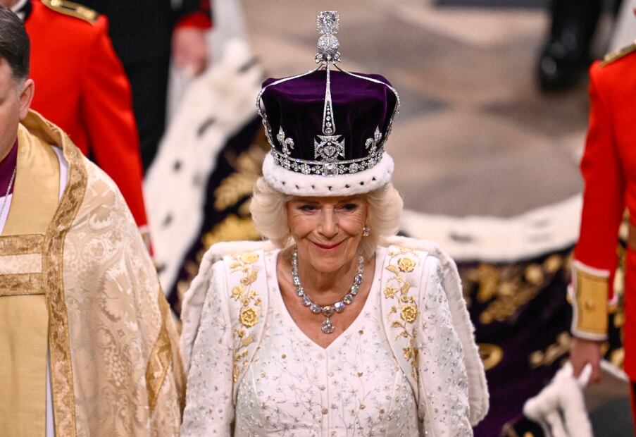 La reina Camila y las claves en su look de coronación