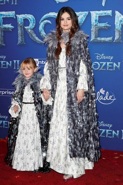 Selena Gomez y su hermanita se convierten en Elsa y Anna de Frozen
