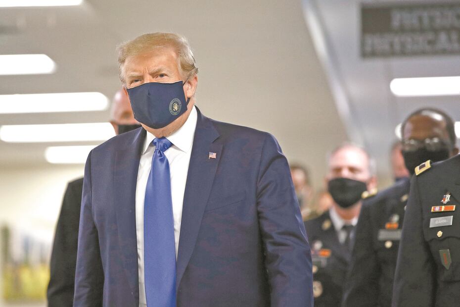 Donald Trump se muestra con cubrebocas en público por primera vez desde que empezó la pandemia
