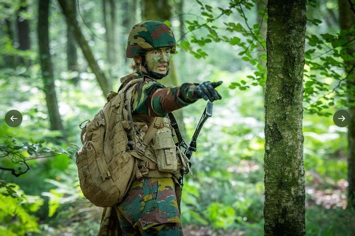 La princesa Elisabeth de Bélgica sorprende vestida con uniforme militar