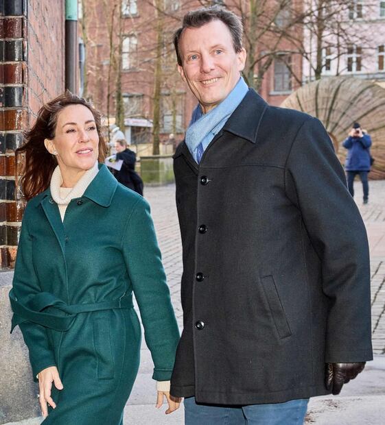 Joaquín de Dinamarca y su esposa Marie llegando a la misa del día de Navidad en la catedral de Aarhus, Dinamarca / EFE