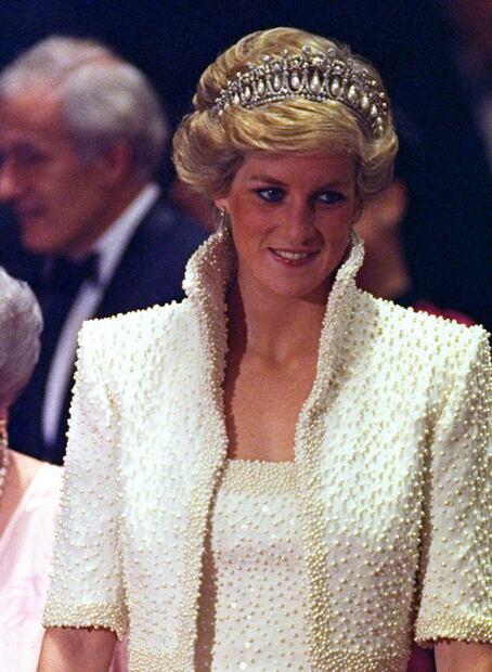 Vestidos de Lady Di a subasta; la princesa de Gales aún es negocio