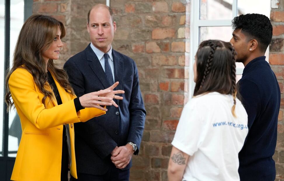 El príncipe William y Kate Middleton en un foro para jóvenes en Birmingham relacionado a la salud mental / AP