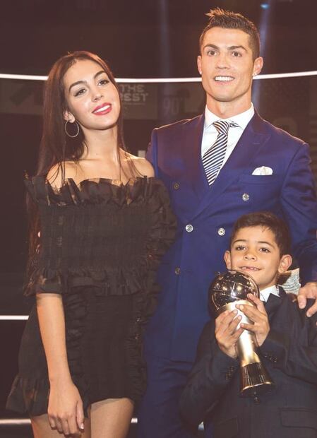 Cristiano Ronaldo con Georgina Rodríguez y su hijo Cris Jr. en 2017 / EFE