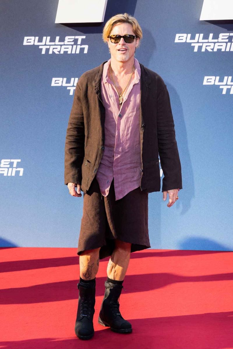 Brad Pitt aparece con falda en alfombra roja