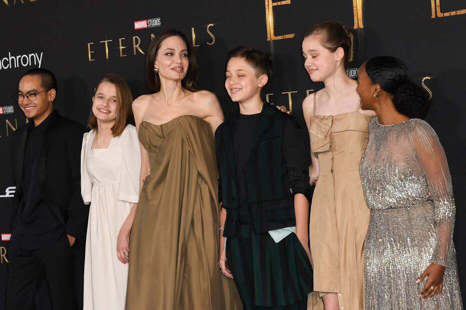 Angelina Jolie y sus hijos reciclan vestidos para el estreno de “Eternals”