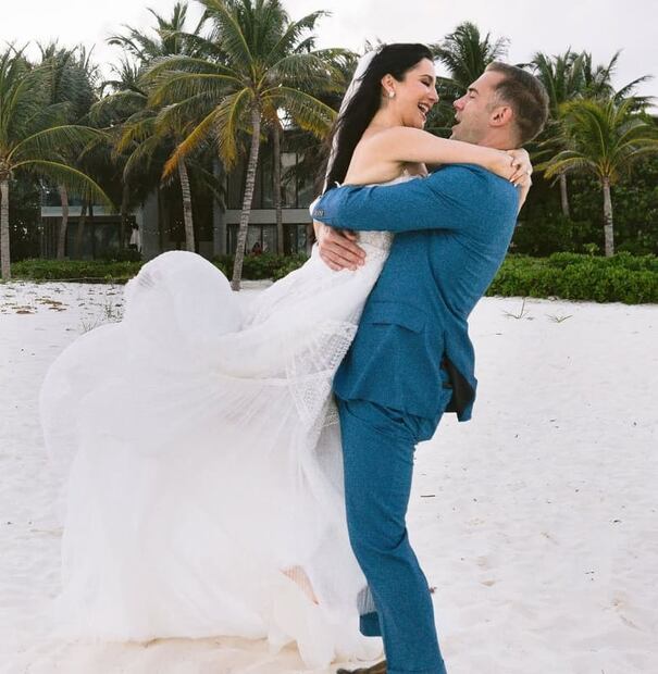 Martha Higareda y Lewis Howes en su boda / Foto: Instagram @davidjonphotography
