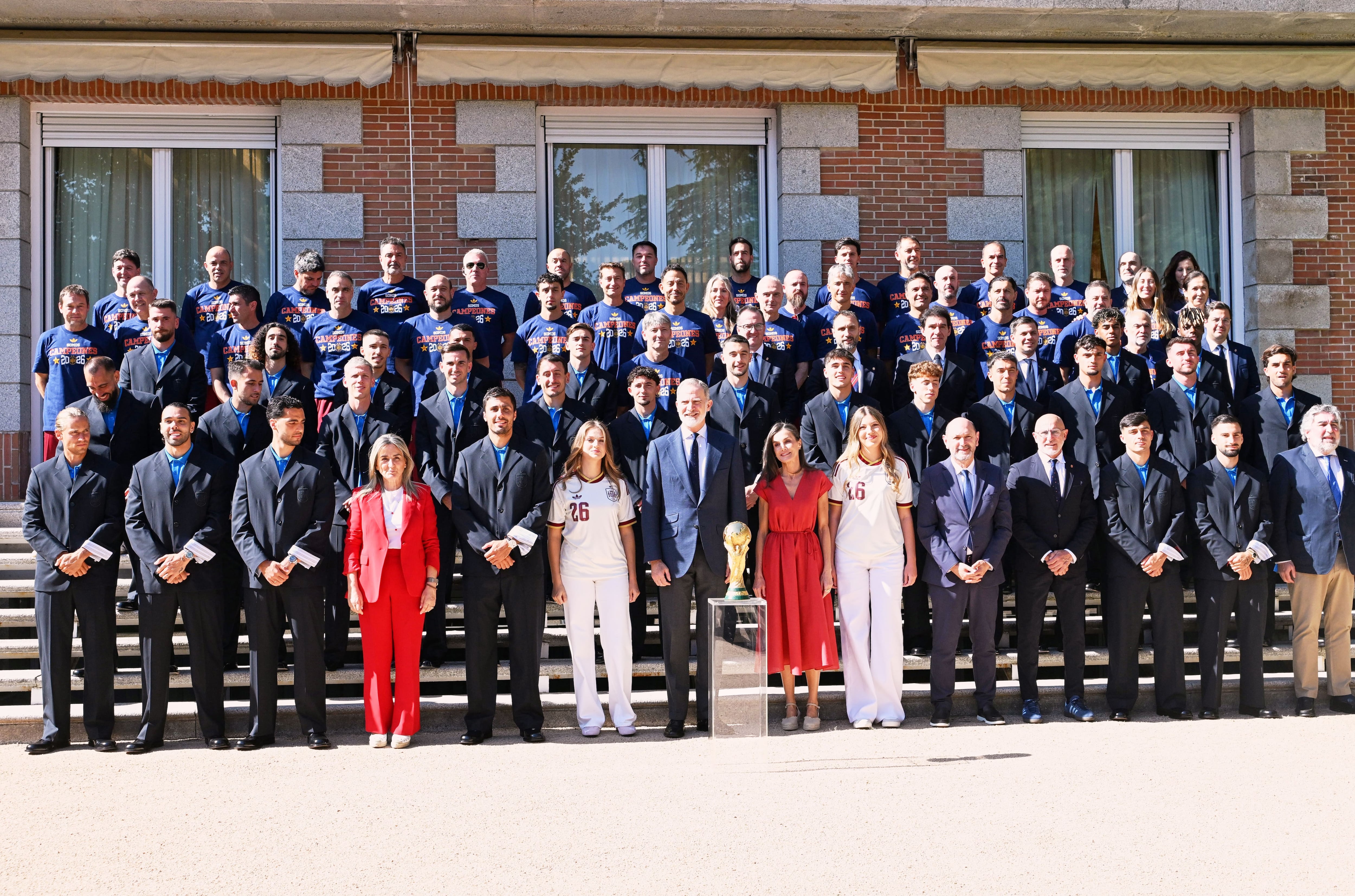 Selección española junto al rey Felipe VI, reina Letizia, princesa Leonor y la infanta Sofía. (Foto: AP)