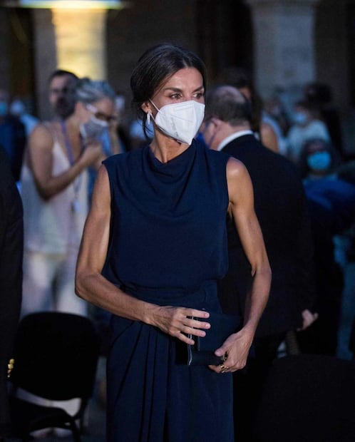 Letizia de España sorprende con falda abierta y luce sus piernas muy bronceadas