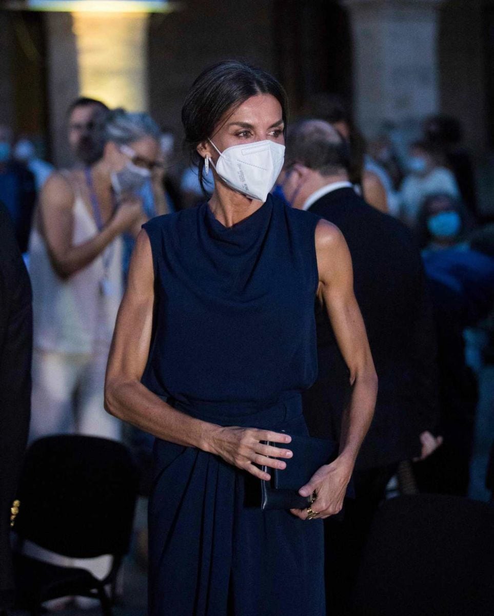 Letizia de España sorprende con falda abierta y luce sus piernas muy bronceadas