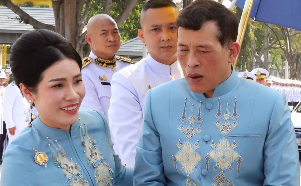 El rey de Tailandia convierte a su concubina en "reina consorte" 