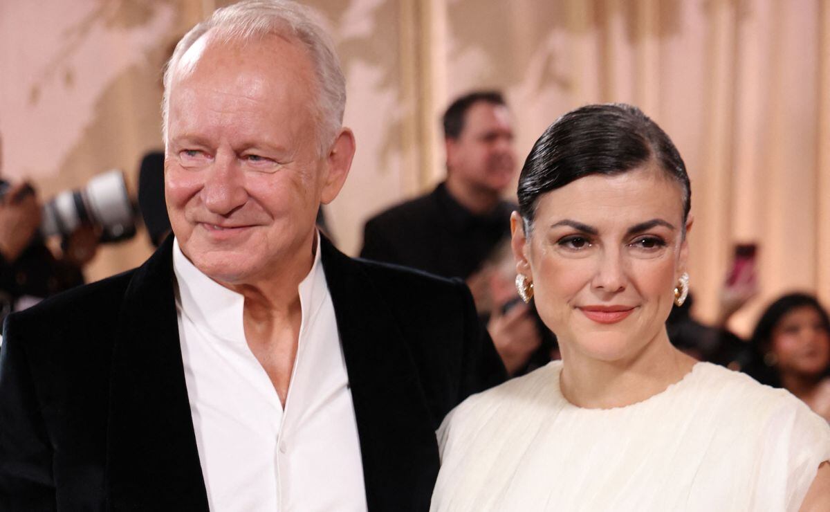 Stellan Skarsgard Megan Everett Skarsgard en los Golden Globes 2026 / Foto: AFP