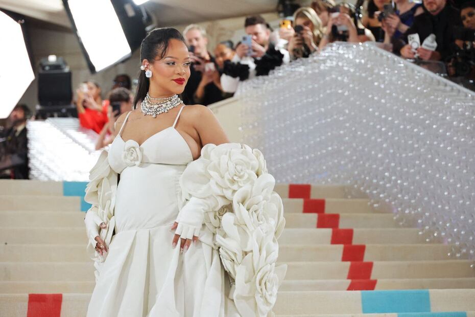 Rihanna llega tarde a la Met Gala 2023 vestida como una rarísima novia
