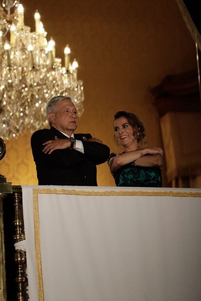 AMLO da su primer Grito de Independencia acompañado de su esposa Beatriz Gutiérrez 
