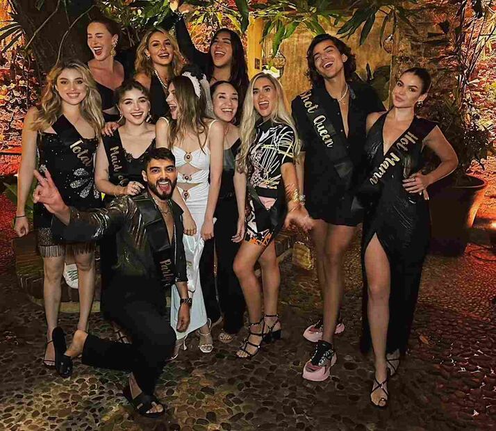Sofía Castro junto a su grupo de amigas y sus hermanas Fernanda y Regina. / Foto: Instagram