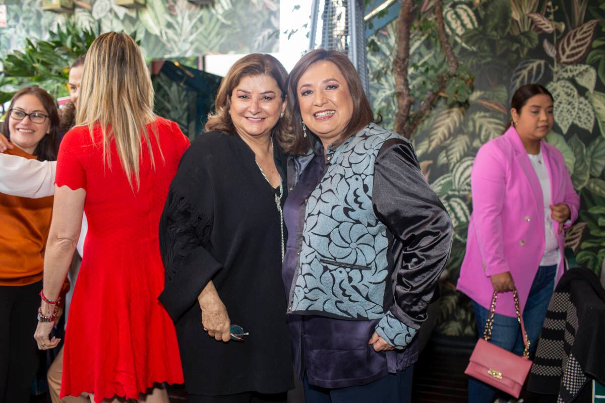 Claudia de Buen y Xóchitl Gálvez. (Foto: Esteban Torreblanca)