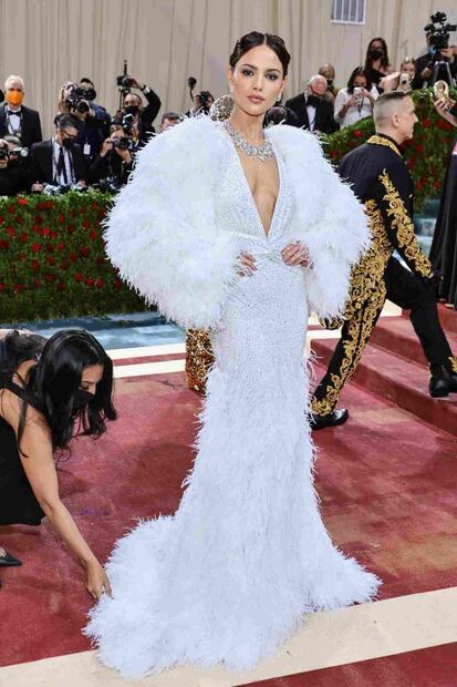 Eiza González impoluta de blanco y plumas en el MET Gala 2022