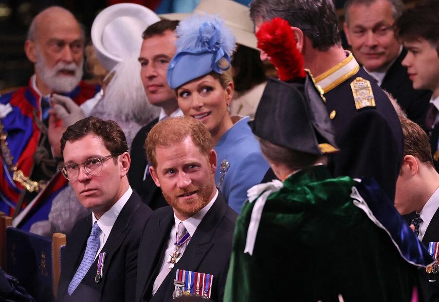 El príncipe Harry, risueño y desparpajado en la coronación de su padre, Carlos III
