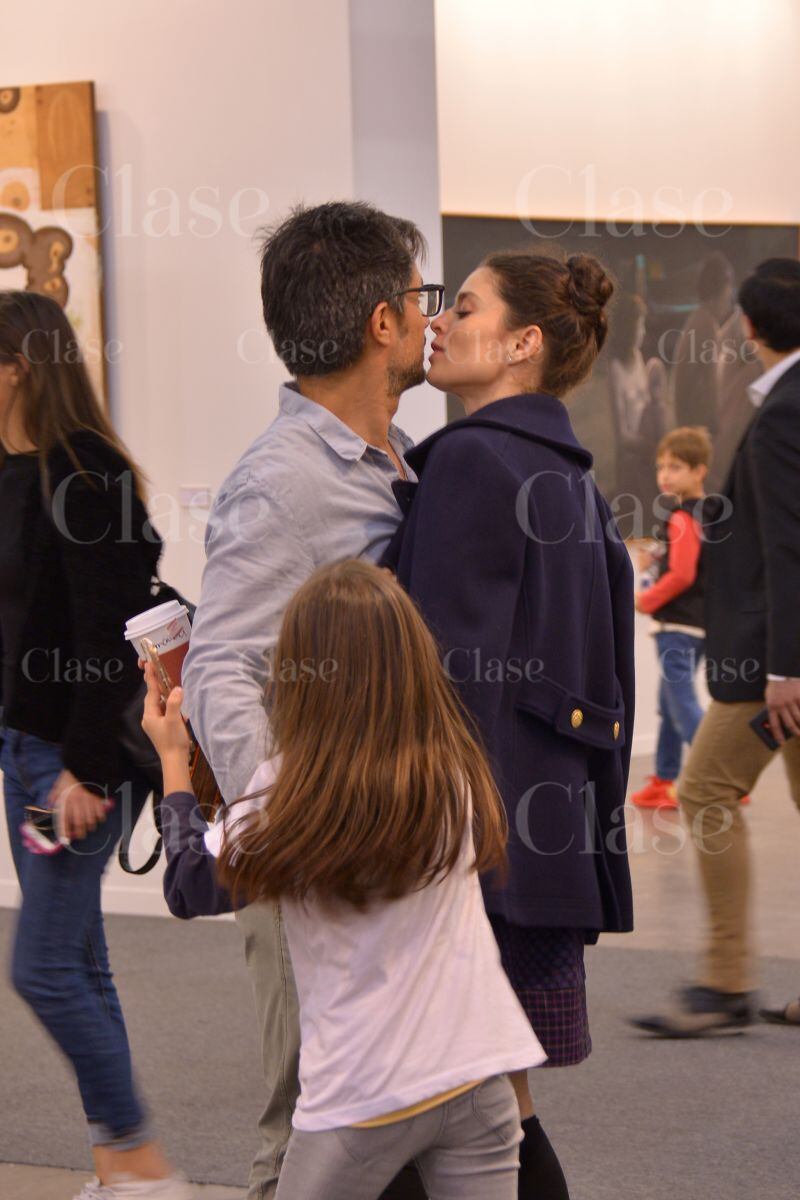Captan al actor Gael García, su novia Fer Aragonés y los hijos de ambos como una gran familia
