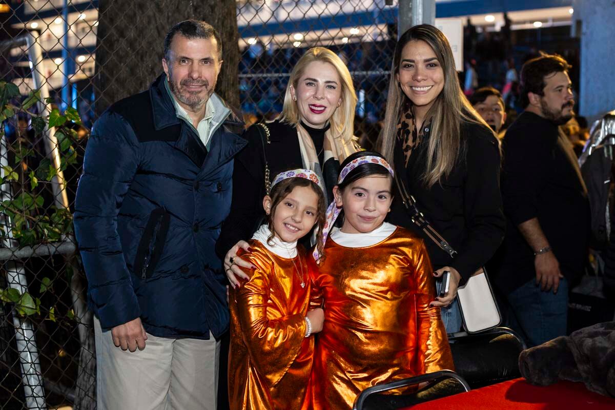 Jorge Villagómez y Elena Olavarrieta con Elena, Emma y Paty Jurado. (Foto: Esteban Torreblanca)