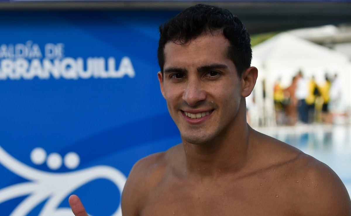 Rommel Pacheco pone a prueba la cama “antisexo” en Tokio
