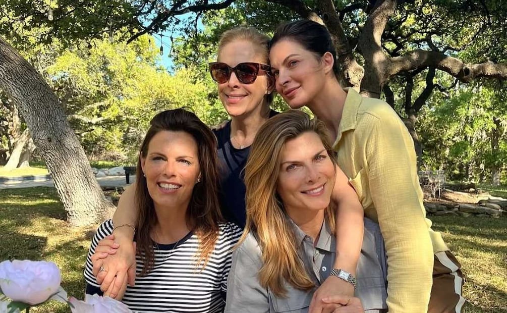 Montserrat Oliver celebró junto a su esposa Yaya Kosikova, su hermana Rosa y demás amigas / Foto: Instagram - @montserrat33