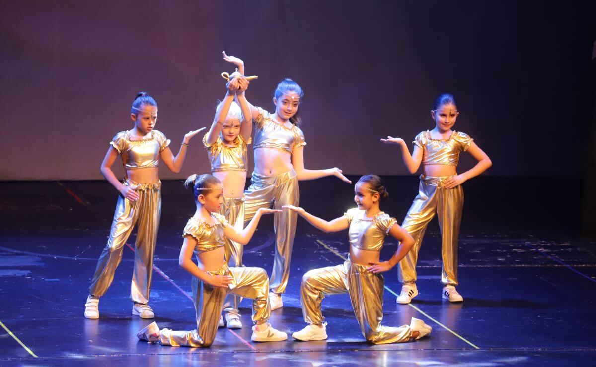 Adriana Dávila y alumnos de Let's Dance presentaron el show 'Aladino'