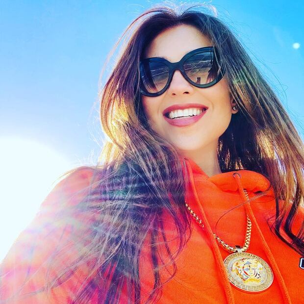 Thalía se transforma en una Barbie de carne y hueso para su nuevo video 