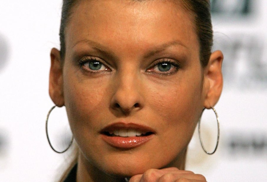 Linda Evangelista presenta millonaria demanda contra empresa que la dejó "desfigurada"