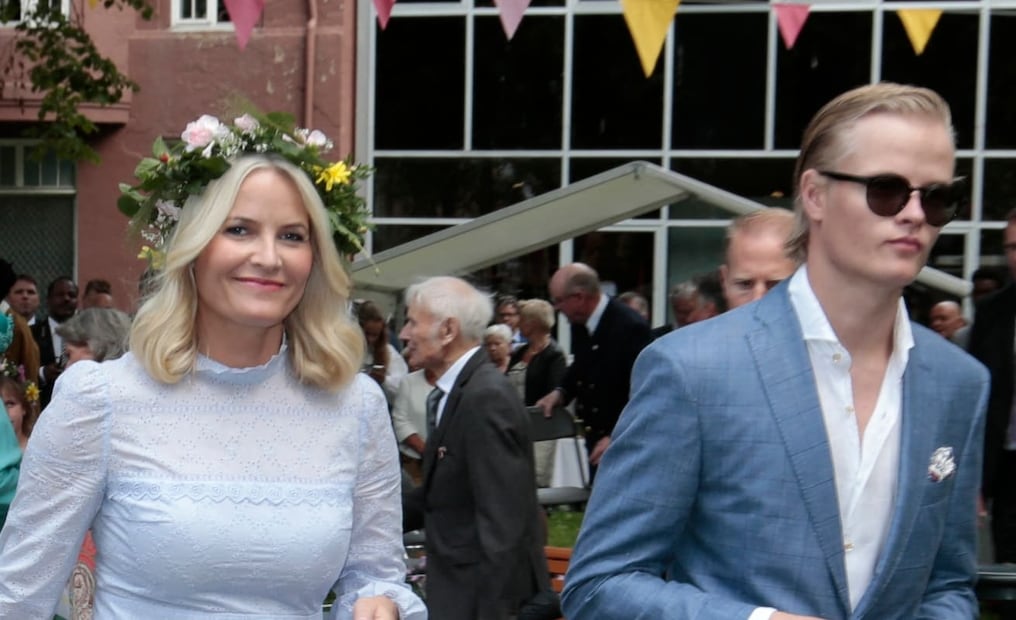 Marius Borg y la princesa Mette-Marit de Noruega, su mamá / Foto: AFP