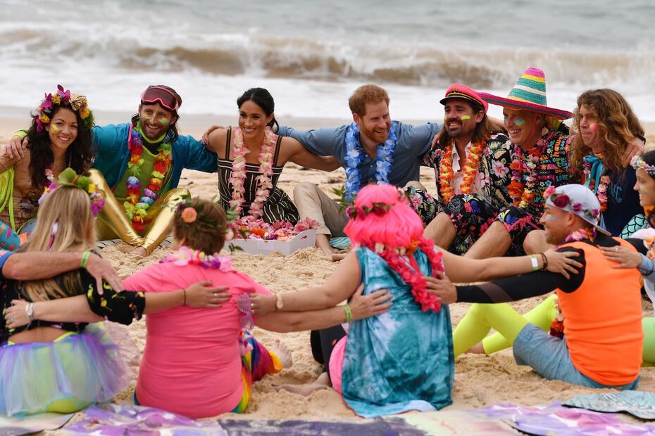 Descalzos y con flores, así recorrieron Meghan y el príncipe Harry las playas de Sídney
