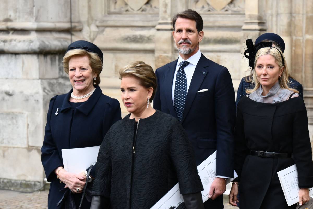 La reina Isabel II es captada con lágrimas en la misa en memoria del príncipe Felipe