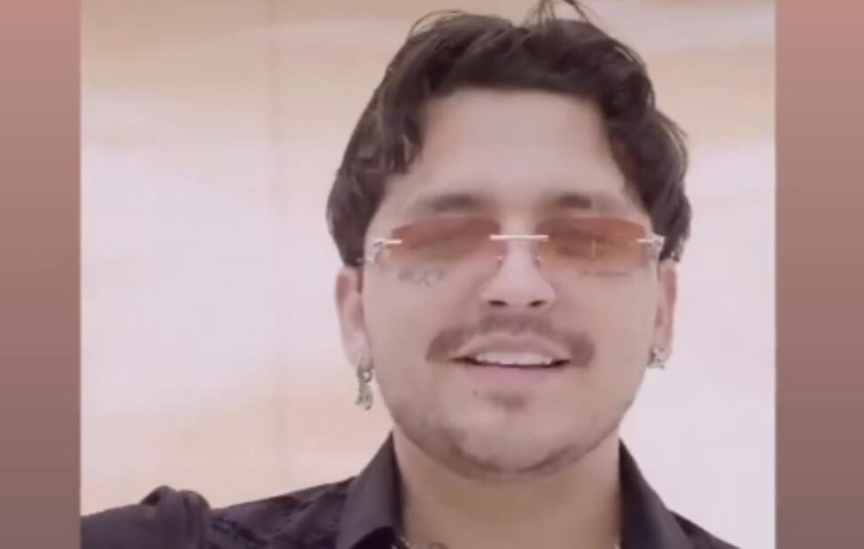 Christian Nodal vuelve a enseñar el pecho donde estuvieron los ojos de Belinda