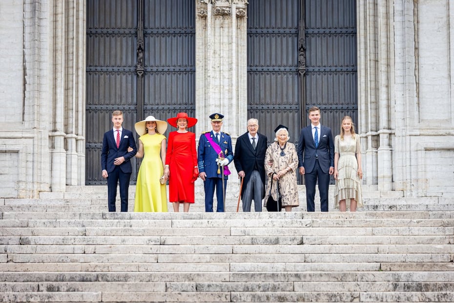 Príncipe Emmanuel de los belgas; princesa Elisabeth de los belgas; reina Mathilde de los belgas, rey Philippe de los belgas, exrey Alberto II, la exreina Paola y el príncipe Gabriel de los belgas saliendo de misa por el día nacional de Bélgica / Getty Images