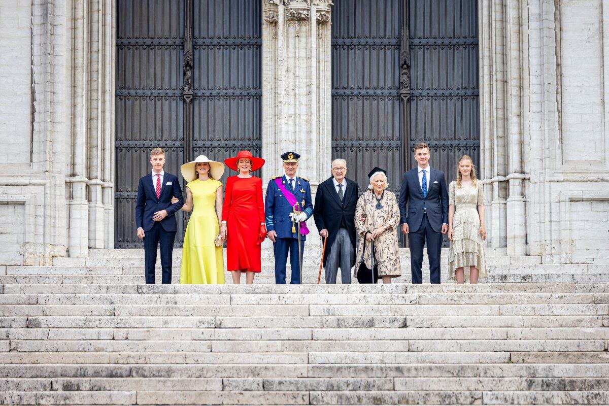 Príncipe Emmanuel de los belgas; princesa Elisabeth de los belgas; reina Mathilde de los belgas, rey Philippe de los belgas, exrey Alberto II, la exreina Paola y el príncipe Gabriel de los belgas saliendo de misa por el día nacional de Bélgica / Getty Images