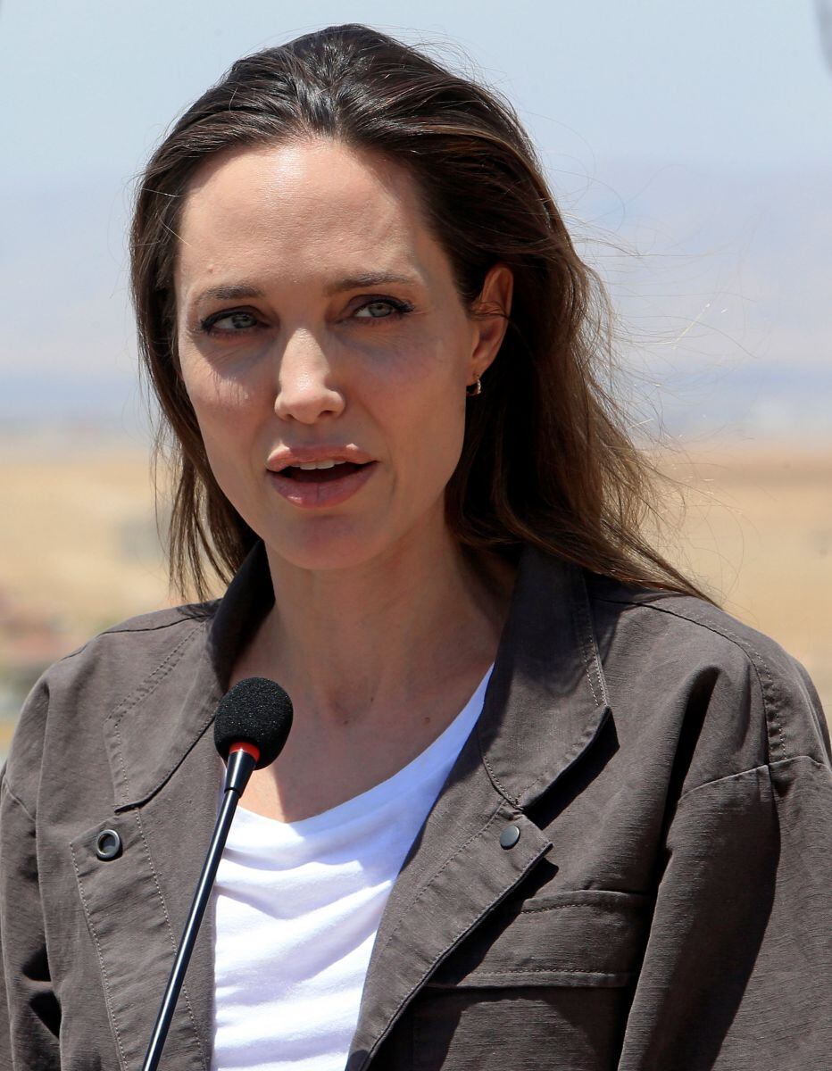 Empleada de Angelina Jolie la acusa de “cruel” y “ladrona” 