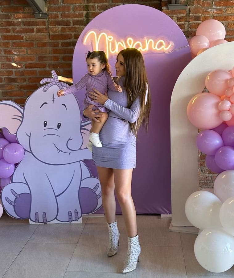 Alexia, esposa de Alex Fernández, con su hija Mía / Instagram: @alexiah.mma
