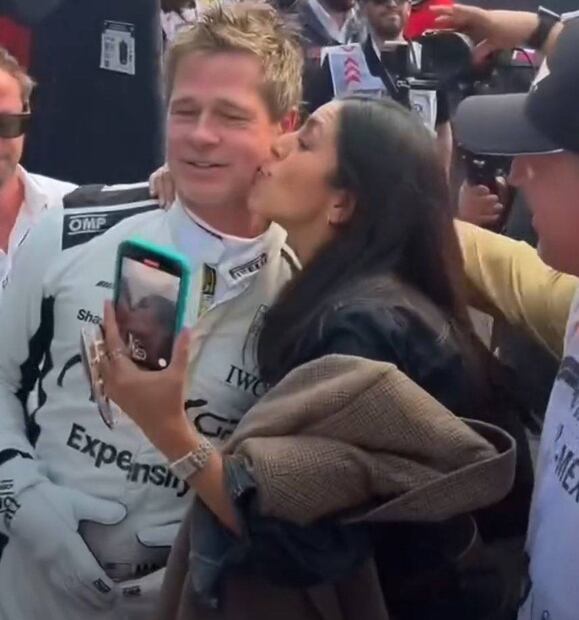 Brad Pitt recibió un beso en la mejilla / Foto: Captura