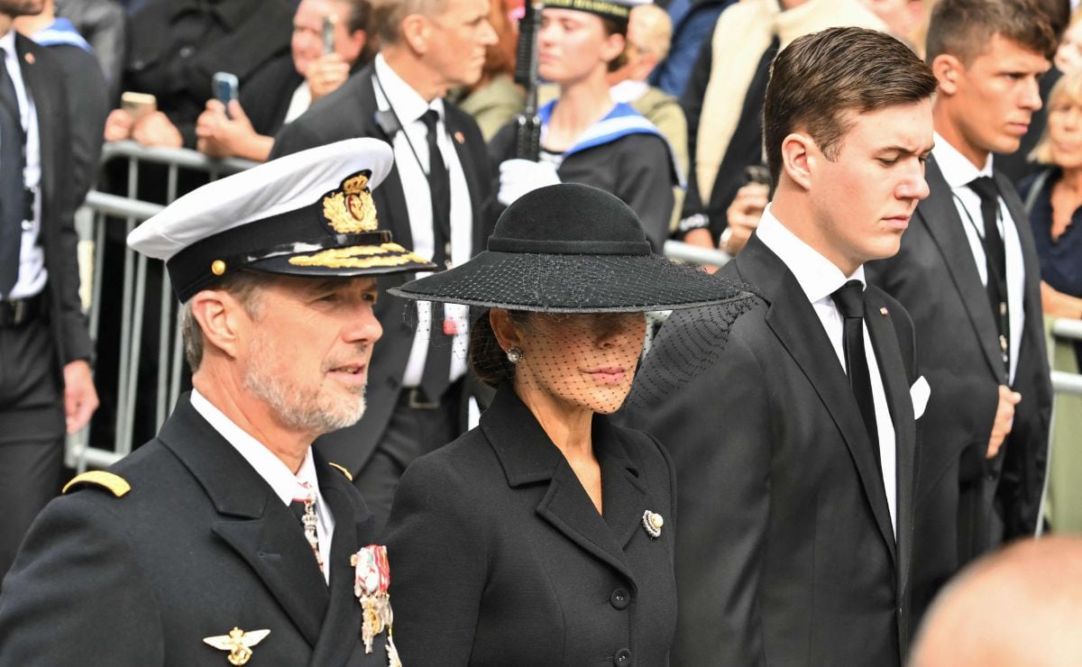 El rey Federico de Dinamarca, la reina Mary y el príncipe Christian. (Foto: AP)