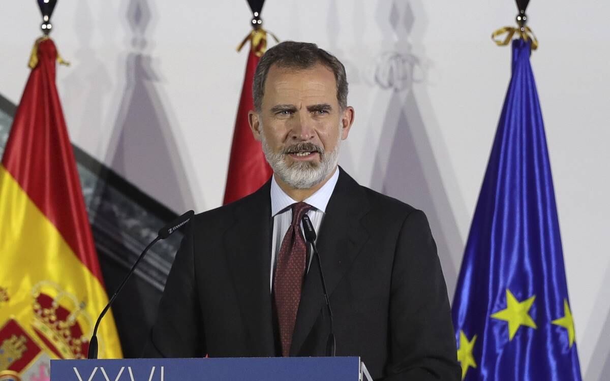 El rey Felipe de España está en aislamiento tras contacto con un caso positivo de Covid-19