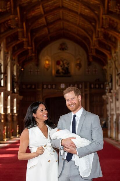 FOTOS: El príncipe Harry y Meghan Markle ya presentaron a su bebé 