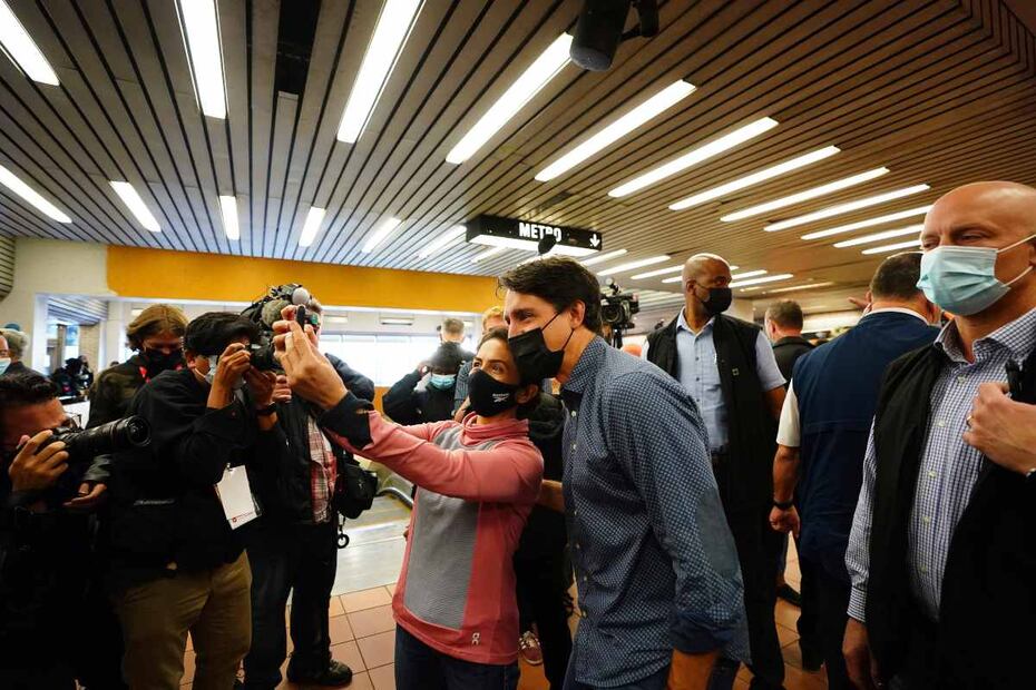 El beso de Justin Trudeau y su esposa Sophie tras victoria en las recientes elecciones