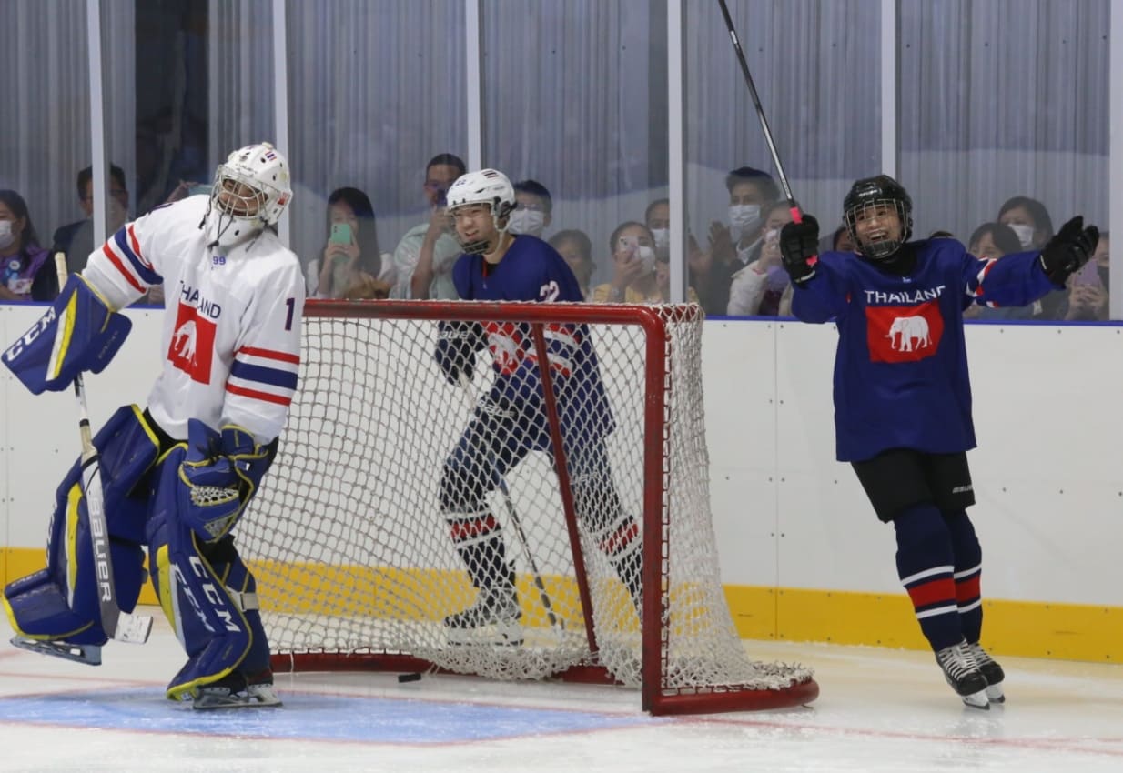 La reina Suthida de Tailandia jugando hockey sobre hielo / Twitter: @rwthofficial
